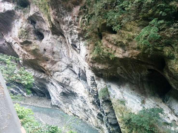 懸崖峭壁上的洞口
